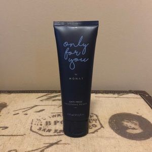 Monat only for you Anti-frizz smoothing primer.